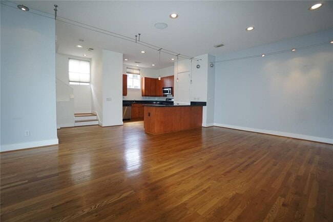 Building Photo - Stunning Townhouse In A Great Location Nea...