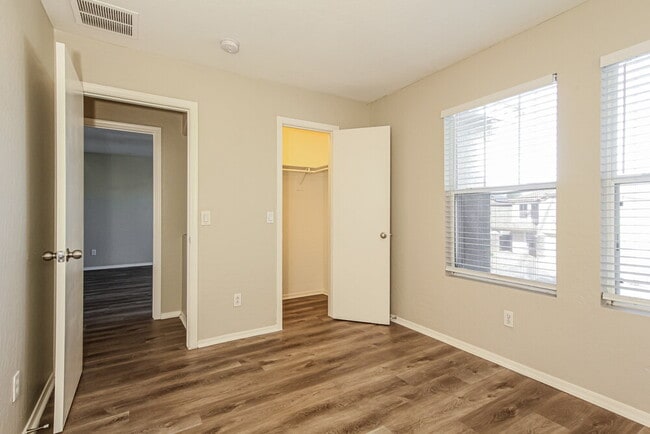 Building Photo - 14837 W Columbine Dr