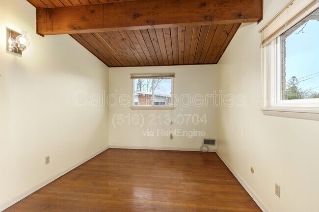 Building Photo - 841 Houseman Ave NE