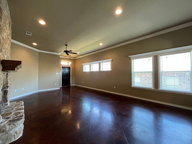 Building Photo - Single Family Home:  4 bedroom, 2 bath