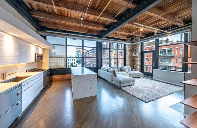 Primary Photo - 226 N Clinton St
