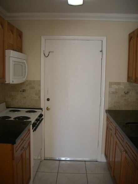 Building Photo - 685 Miller Dr