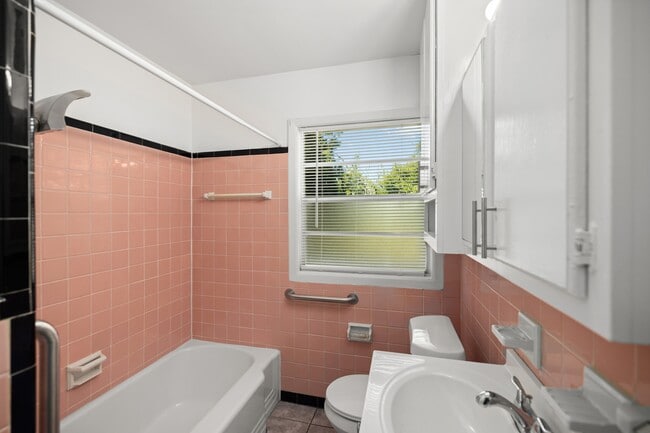 Building Photo - 354 Chicago Ave