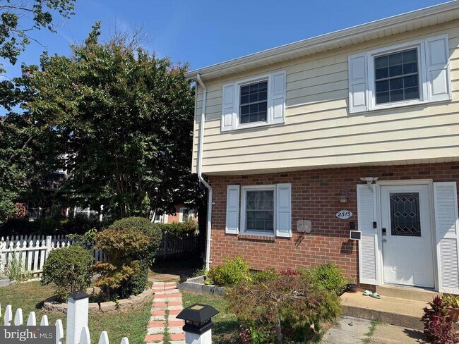 Building Photo - 2313 McClellan Ct