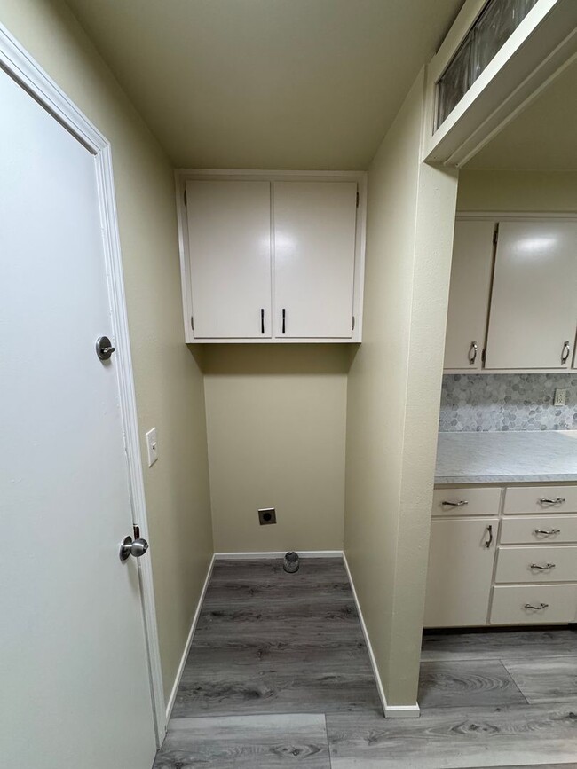 Building Photo - 3-Bedroom, 1-Bathroom Duplex Near Coburg Road