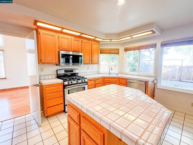 Building Photo - 115 Bermuda Ct