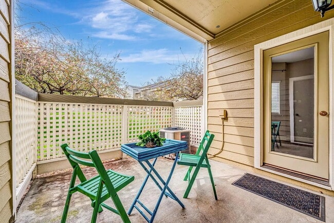 Building Photo - charming 1-bedroom, 1-bathroom home located on the ground level overlooking the green belt in Par...