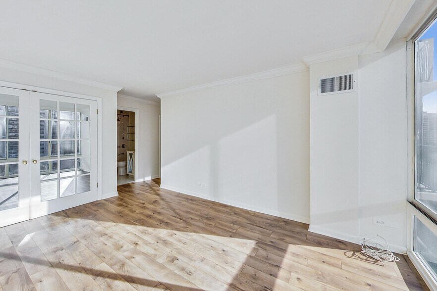 Building Photo - 1516 N State Pky