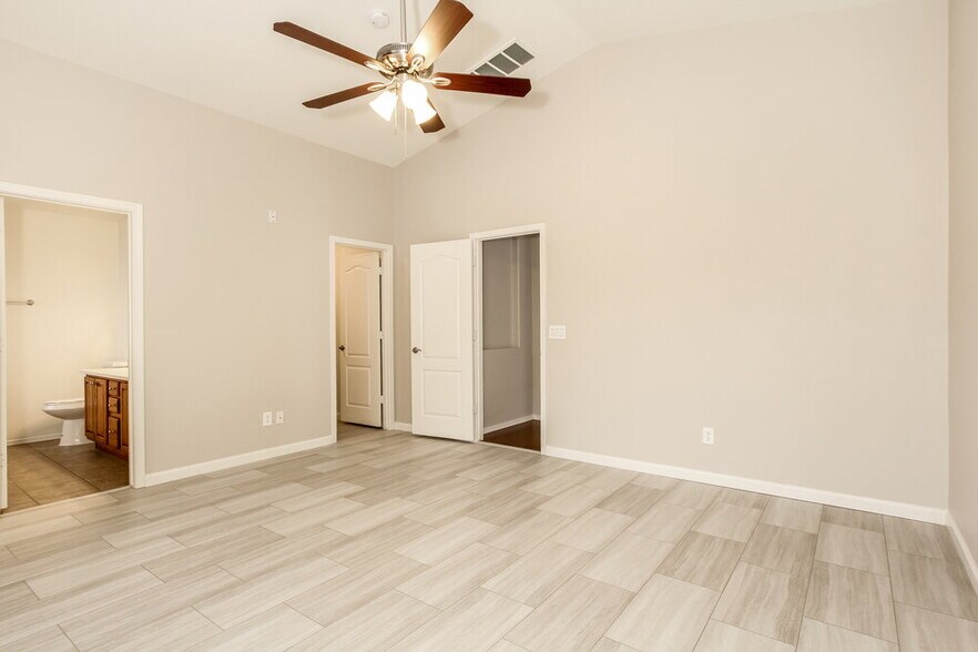 Building Photo - 8459 W Ross Ave