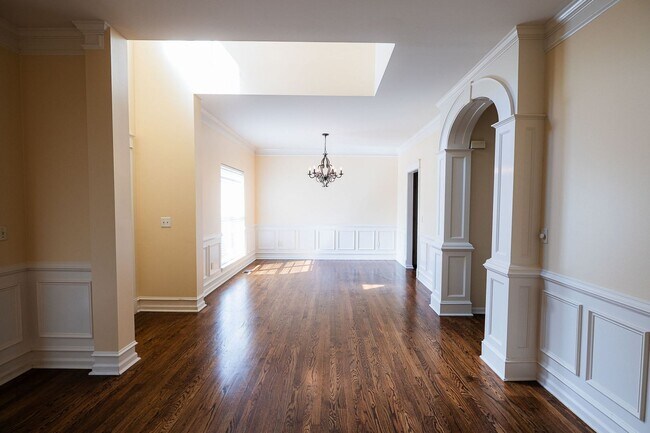 Building Photo - Stunning 6 bedroom 2.5 bathroom corner lot home in High Point with 2 car garage