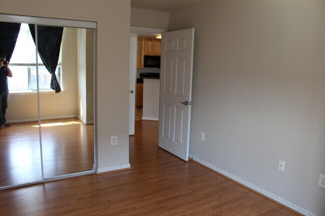 Building Photo - Luxury Condo 1 bed/1bath - 14th floor, Nice amenities, METRO!