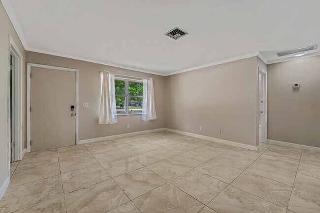 Building Photo - 732 Neil Rd
