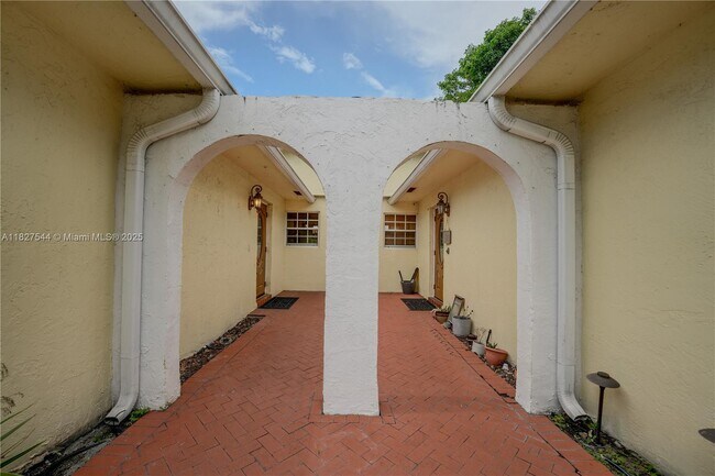 Building Photo - 2403 SW 58th Manor