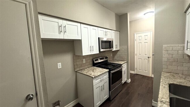 Building Photo - 17573 Red Oak Dr