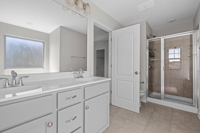 Building Photo - Beautiful 3 bed, 2.5 bath townhome in The ...
