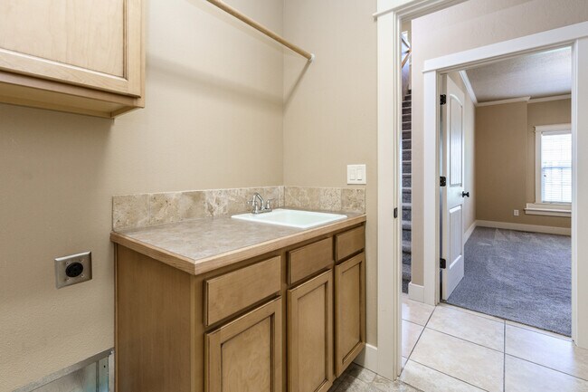 Building Photo - 994 E Winding Creek Dr