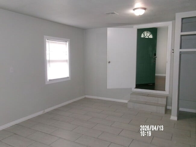 Building Photo - Modern 4-Bedroom Home