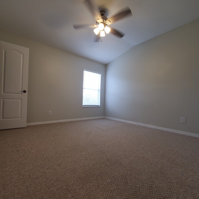 Upstairs guest bedroom - 5808 Fishhawk Ridge Dr