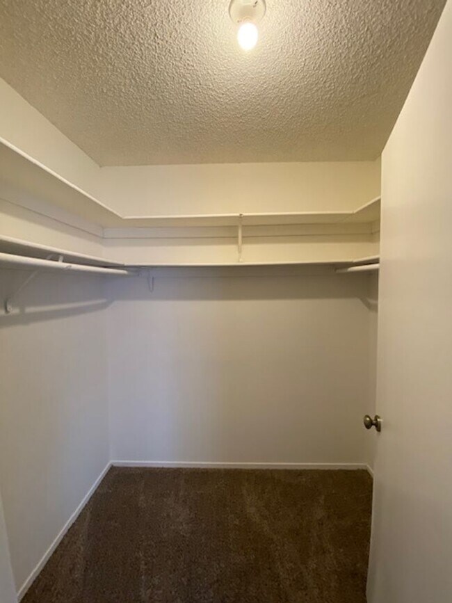 Building Photo - Craigmont Villas- 1 Bedroom Condo!!