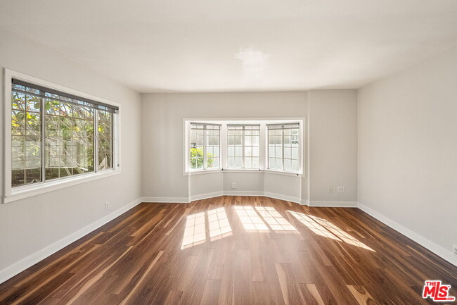 Building Photo - 2939 Oakhurst Ave