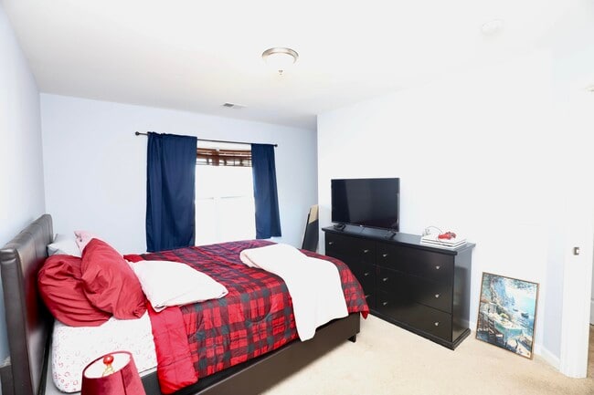 Building Photo - 1009 Providence Plantation Dr