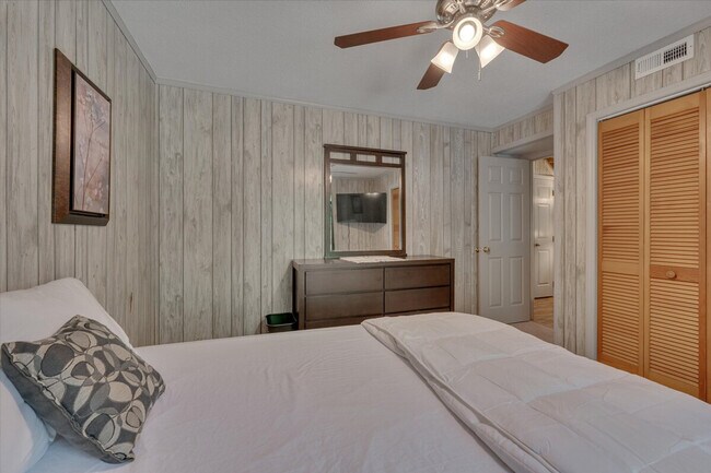 Building Photo - 4225 Meadowbrook Rd