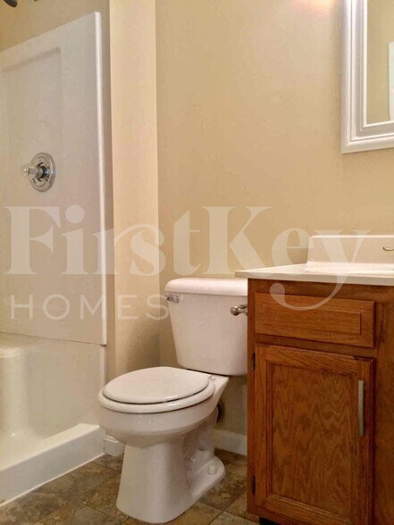 Building Photo - 687 Bobolink Ct