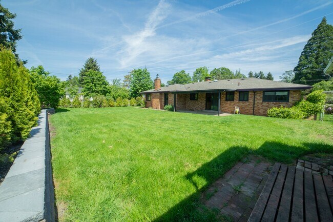 Building Photo - Large One Level Oregon City Home