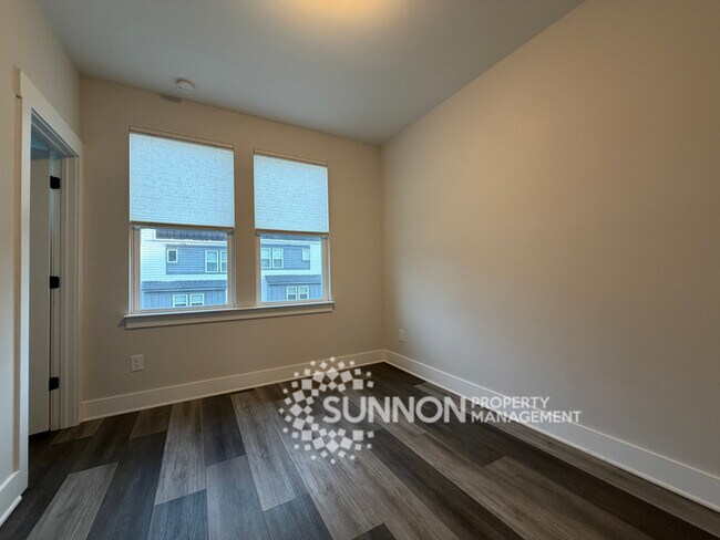 Building Photo - 2 Bed + Loft & 2 Car Garage with Skyline Views
