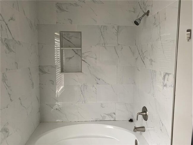 Building Photo - 998 SW N Globe Ave