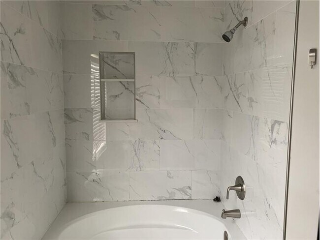 Building Photo - 998 SW N Globe Ave