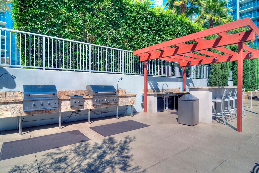 Building Photo - 13650 marina pointe Dr