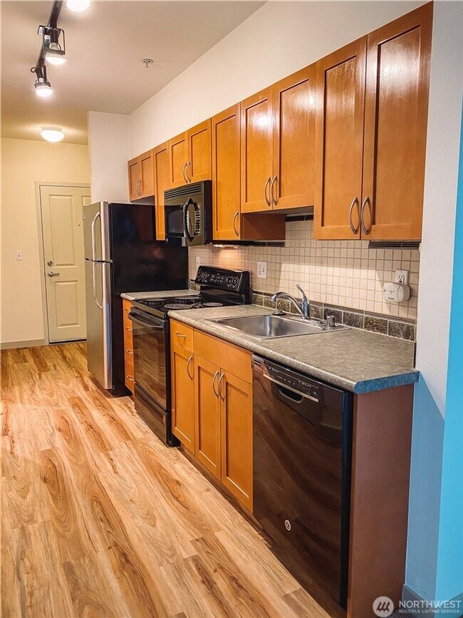 Building Photo - 0Bd/1Ba Bellevue Condo
