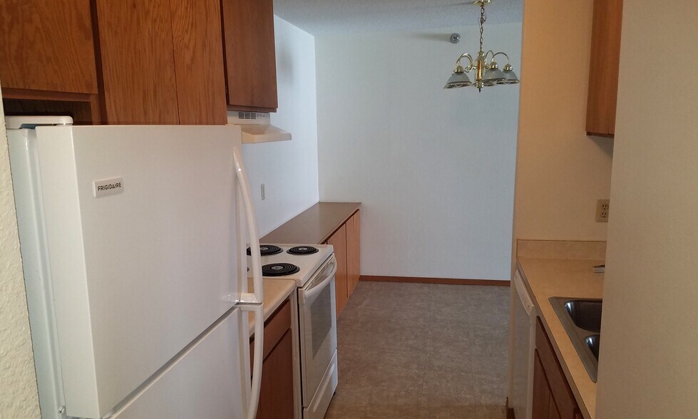 Building Photo - Round Lake Estates