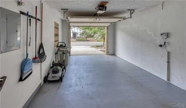 Building Photo - 85 Golfview Dr