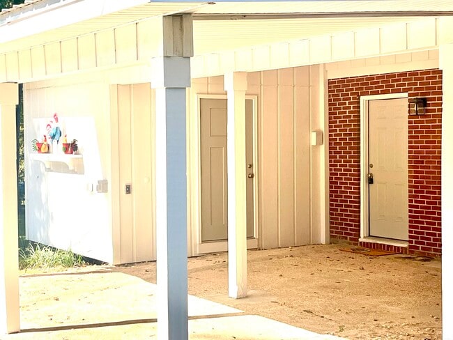 Building Photo - 685 S Waukeenah St