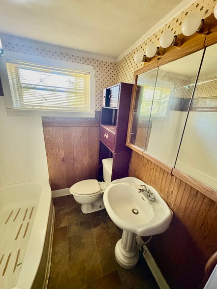 Building Photo - 516 Northwest Ave