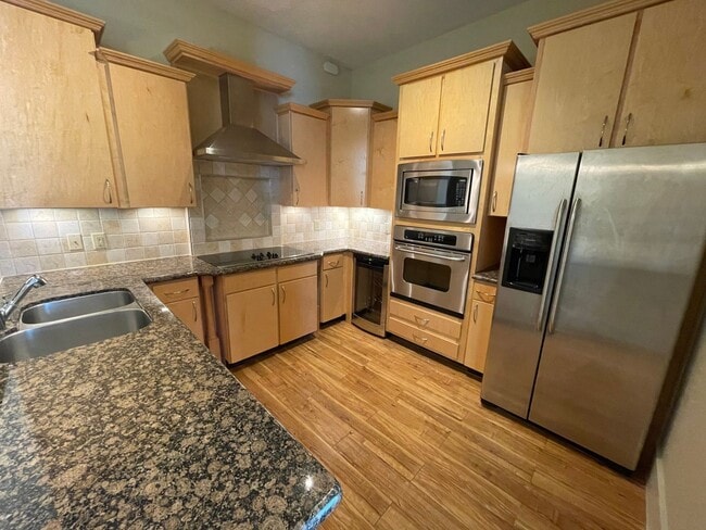 Building Photo - AVAILABLE NOW! 2-Bed/2-Bath with Garage near Vanderbilt and Belmont