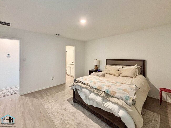 Building Photo - Welcome Home to this Charming 3-Bedroom 2-...