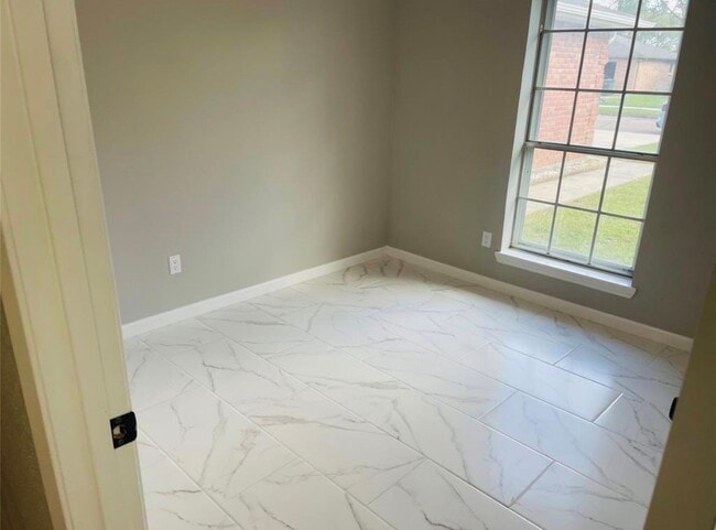 Building Photo - 5030 Valleyview Dr