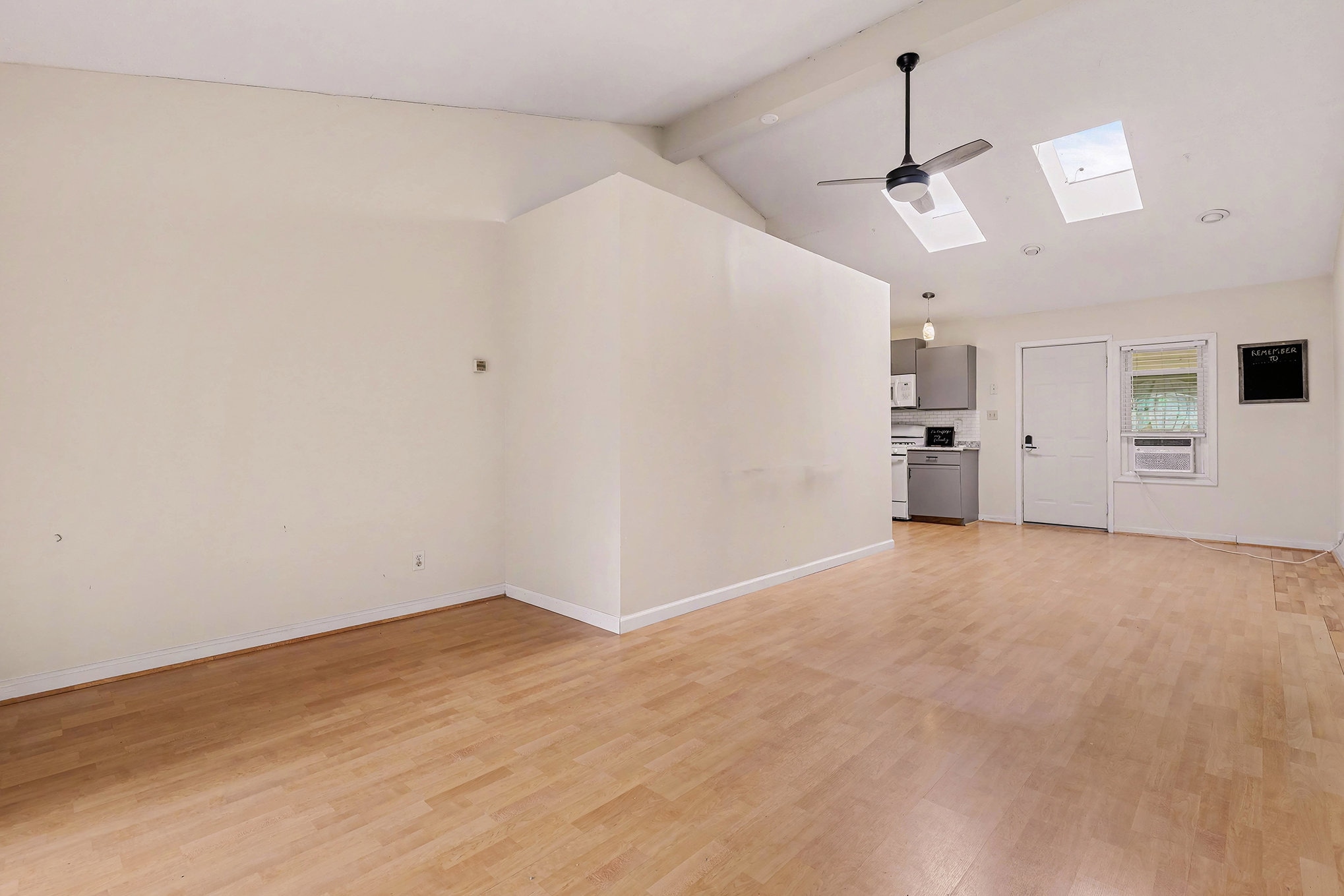 Building Photo - Room in Duplex on Spring St