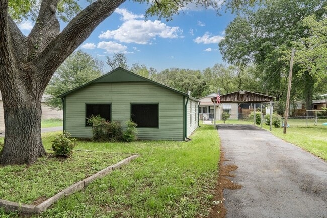 Building Photo - 605 Hospital St