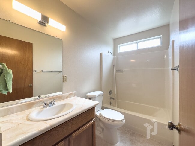 Building Photo - Spacious Home on the West Side of Redding ...