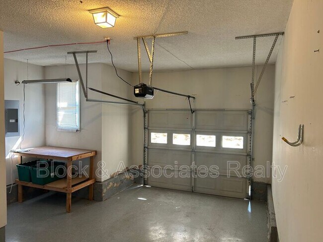 Building Photo - 6088 Yeaton Glen Dr
