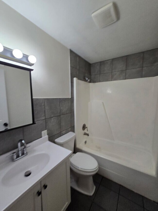Building Photo - 5205 S Brooks Dr