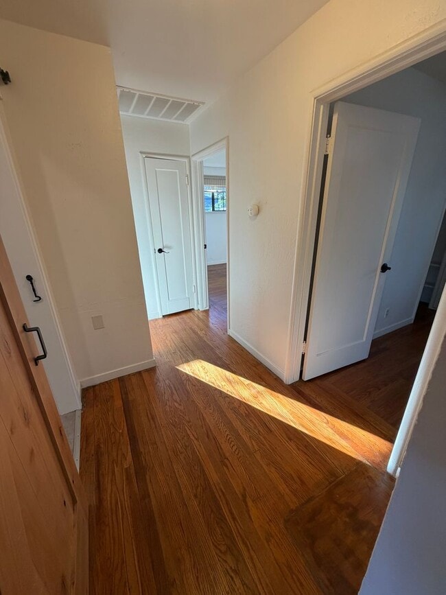 Building Photo - 3 Bed / 1.5 Bath | Thornwood Terrace Home Available Now