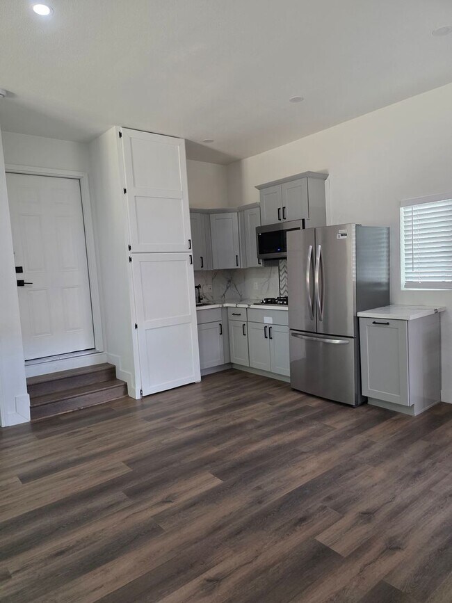 Building Photo - Great Family home in family neighborhood~b...