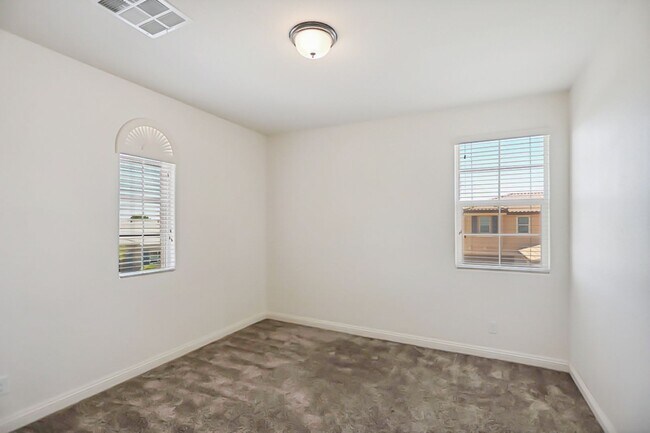 Building Photo - Stunning 5 Bed, 4 Full Baths And 2 Half Ba...