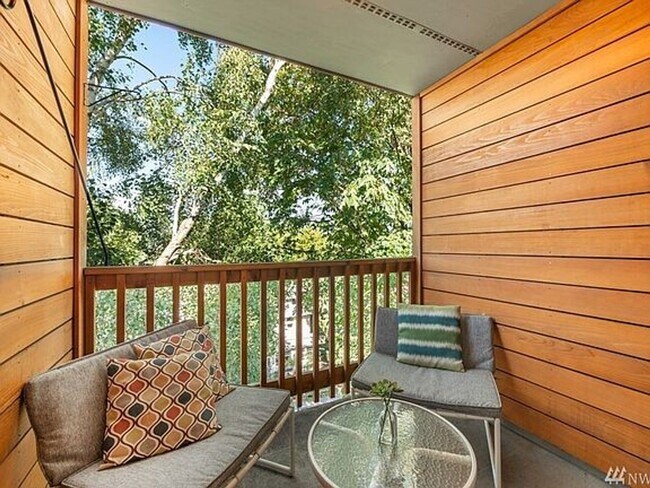 Building Photo - Beautifully Updated Queen Anne 2bd 2bath T...