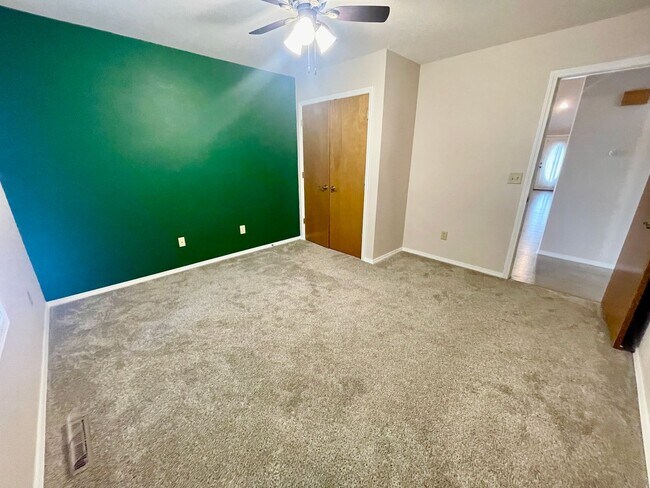 Building Photo - 1233 E Ogorman Ct